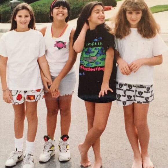 Kourtney et Kim Kardashian, jeunes filles, avec leurs amies Ashley et Allison. Photo publiée le 22 mai 2015.