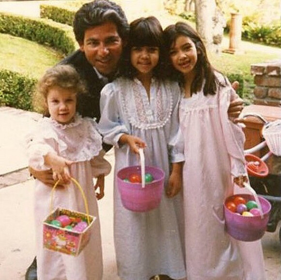 Khloé, Kourtney et Kim Kardashian, enfants, fêtent Pâcques avec leur père Robert Kardashian. Photo publiée le 5 avril 2015.