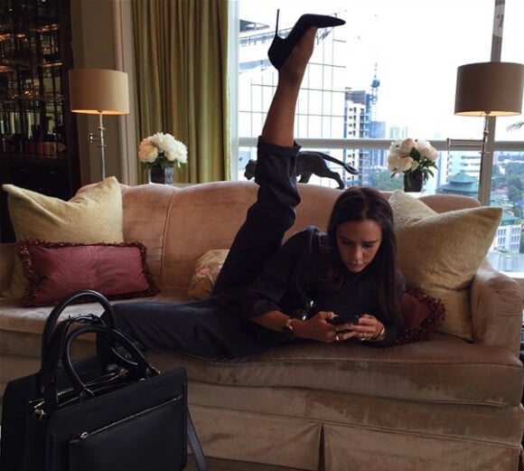 Victoria Beckham, détendue dans sa chambre d'hôtel à Singapour. Photo publiée le 16 mai 2015.