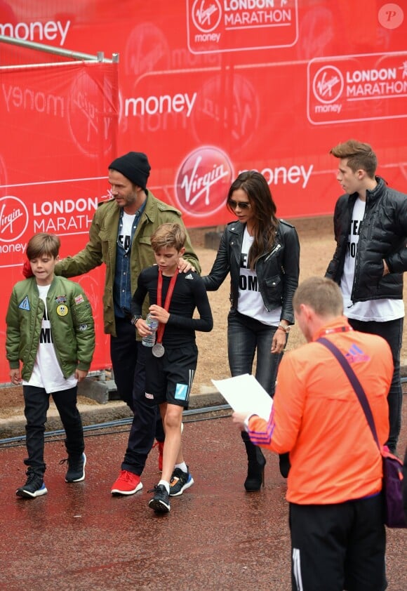 Romeo Beckham soutenu par son père David, sa mère Victoria et ses frères Brooklyn et Cruz pour sa première participation au marathon de Londres, le 26 avril 2015. 
