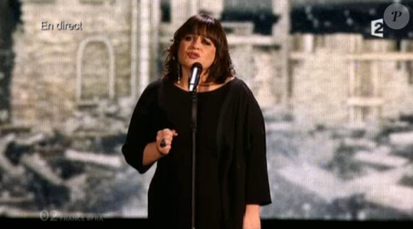 Lisa Angell, la candidate française, sur la scène de l'Eurovision 2015, le samedi 23 mai 2015 sur France 2.