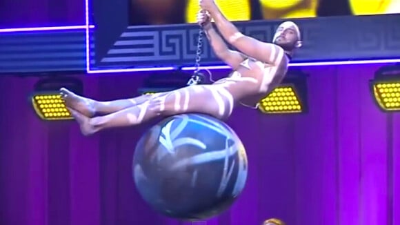 Eurovision 2015 : Le gagnant Mans Zelmerlöw, tout nu, parodie Miley Cyrus