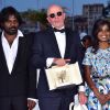 Jacques Audiard (Palme d'Or pour le film "Dheepan") avec les acteurs du film Kalieaswari Srinivasan et Jesuthasan Antonythasan - Photocall de la remise des palmes du 68e Festival du film de Cannes, le 24 mai 2014.