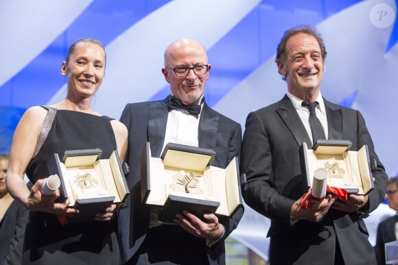Emmanuelle Bercot (prix d'interprétation féminine pour le film "Mon Roi"), Jacques Audiard (Palme d'Or pour le film "Dheepan"), Vincent Lindon (prix d'interprétation masculine pour le film "La Loi du Marché") - Cérémonie de clôture du 68ème Festival International du film de Cannes, le 24 mai 2015.