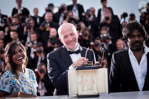 Jacques Audiard (Palme d'Or pour le film "Dheepan") avec les acteurs du film Kalieaswari Srinivasan et Jesuthasan Antonythasan - Photocall de la remise des palmes du 68e Festival du film de Cannes, le 24 mai 2014.