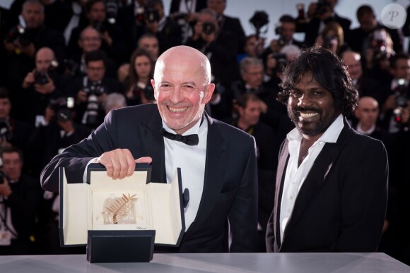 Jacques Audiard (Palme d'Or pour le film "Dheepan") avec les acteurs du film Kalieaswari Srinivasan et Jesuthasan Antonythasan - Photocall de la remise des palmes du 68e Festival du film de Cannes,  le 24 mai 2014.