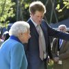 Le prince Harry présentant son jardin Sentebale à sa grand-mère la reine Elizabeth II au Chelsea Flower Show le 18 mai 2015
