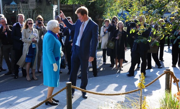 Le prince Harry présentant son jardin Sentebale à sa grand-mère la reine Elizabeth II au Chelsea Flower Show le 18 mai 2015