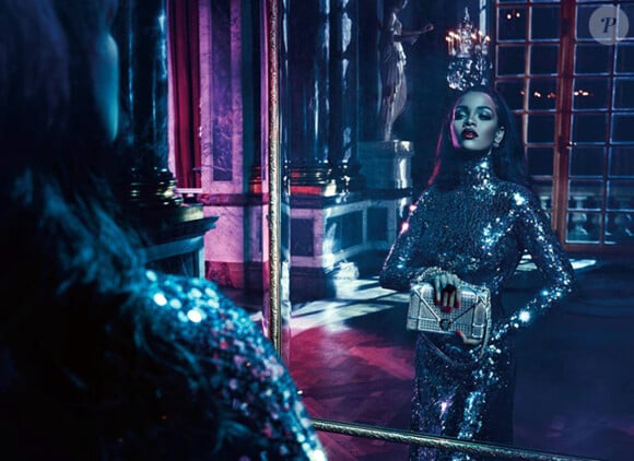 Rihanna pose pour Dior dans le parc du château de Versailles Rihanna is the new face and brand ambassador of Dior.