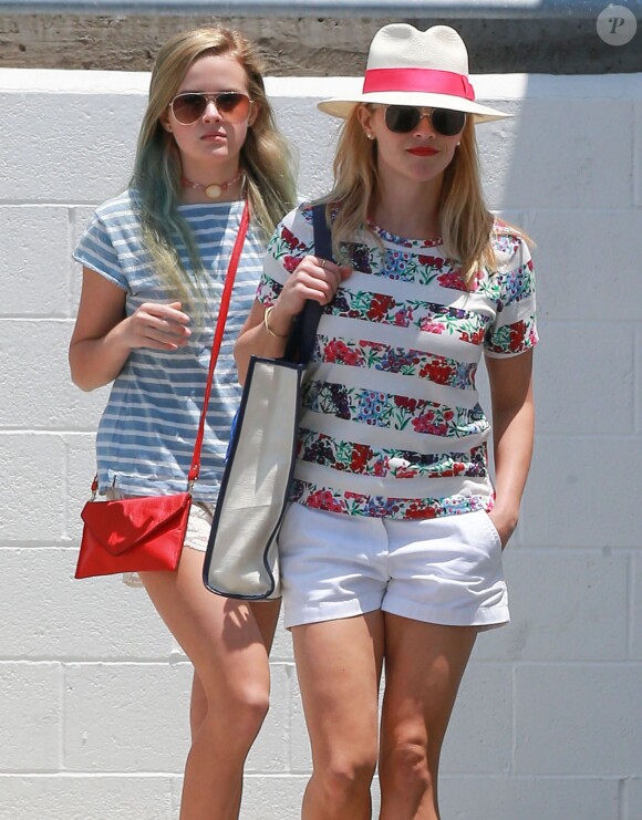 Semi-Exclusif - Reese Witherspoon et sa fille Ava Phillippe font du shopping à Beverly Hills, le 23 mai 2015 