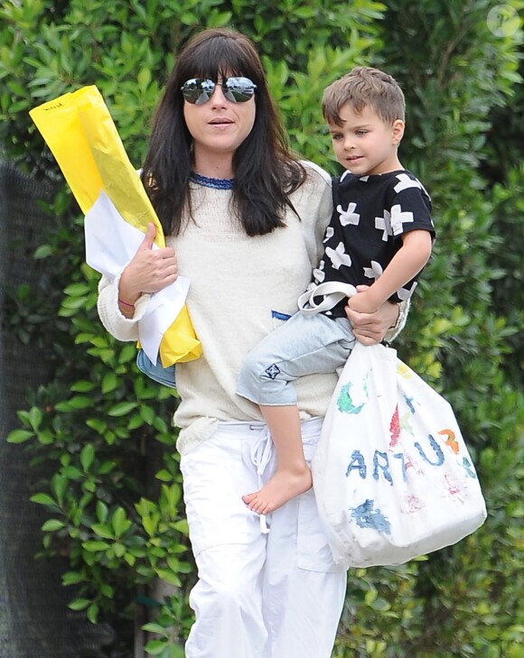 Selma Blair se promène avec son fils Arthur dans les rues de Studio City, le 23 avril 2015 