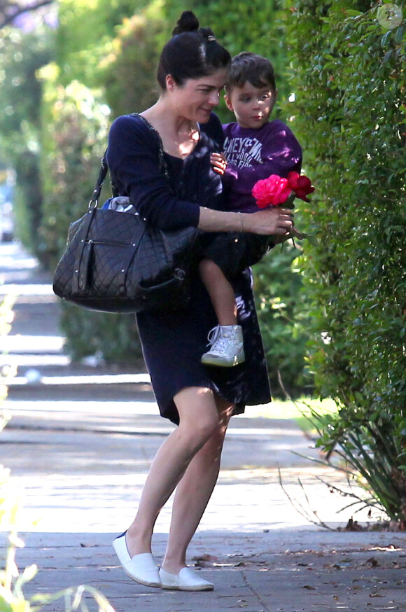 Selma Blair et son fils Arthur sont allés rendre visite à des amis à West Hollywood, le 13 avril 2015