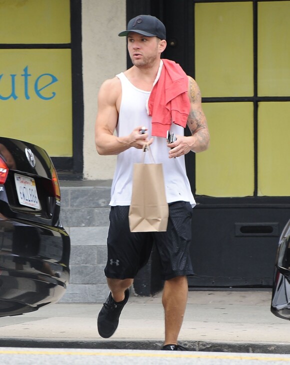 Ryan Phillippe s'arrête au restaurant "La Conversation" après son cours de gym à West Hollywood, le 26 mai 2015.