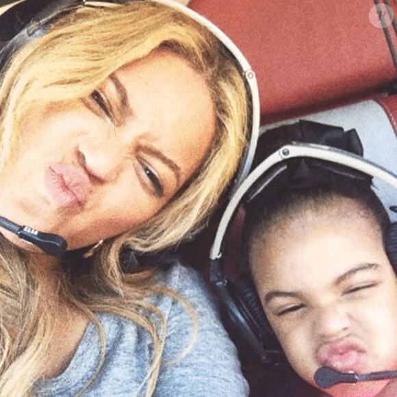 Beyoncé et sa fille Blue Ivy en hélicopter lors de vacances en Italie. Mai 2015.