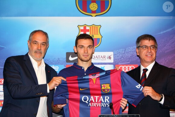 Thomas Vermaelen pose lors d'une conférence de presse après avoir signé un contrat de cinq ans avec le FC Barcelone, le 10 août 2014.