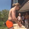 Rocco fait un saut périlleux immortalisé par sa maman Madonna sur Instagram le 26 mai 2015. Elle a fait une blague sur son pénis qui a choqué le web.