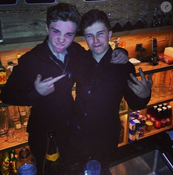 Rocco et un ami s'amuse devant un bar, le 1er janvier 2014.