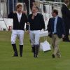 Le prince William et le prince Harry après la remise des prix lors de l'Audi Polo Challenge à Ascot, le 31 mai 2015.