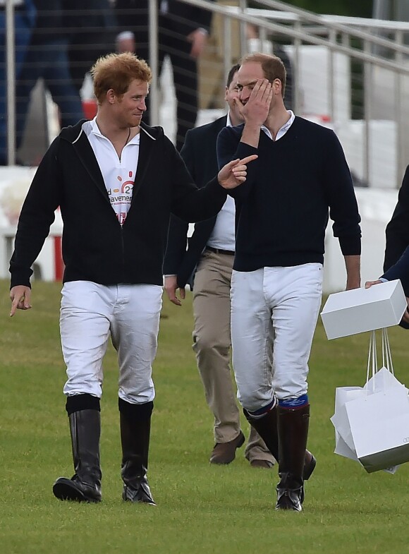 Le prince William et le prince Harry après la remise des prix lors de l'Audi Polo Challenge à Ascot, le 31 mai 2015.