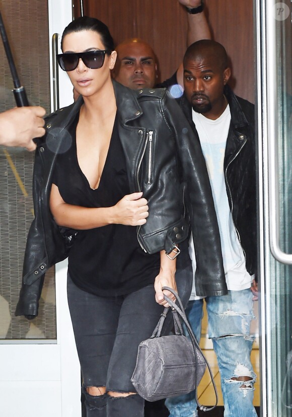 Kim Kardashian, enceinte, et son mari Kanye West quittent leur appartement à SoHo. Le 1er juin 2015.