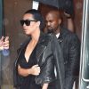 Kim Kardashian, enceinte, et son mari Kanye West quittent leur appartement à SoHo. Le 1er juin 2015.