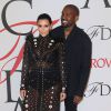Kim Kardashian, enceinte, et Kanye West assistent aux CFDA Fashion Awards 2015 à l'Alice Tully Hall, au Lincoln Center. New York, le 1er juin 2015.