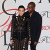 Kim Kardashian, enceinte et habillée d'une robe et de sandales Proenza Schouler, et son mari Kanye West assistent aux CFDA Fashion Awards 2015 à l'Alice Tully Hall, au Lincoln Center. New York, le 1er juin 2015.