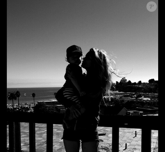 Marisa Miller avec son fils Gavin le 17 août 2014.