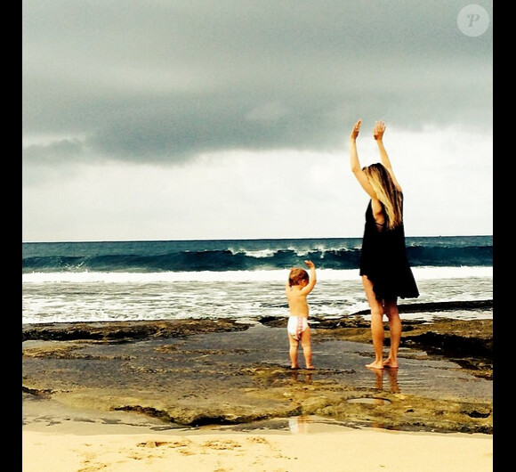 Marisa Miller avec son fils Gavin le 15 mai 2014.