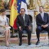 La reine Letizia, François Hollande et le roi Felipe VI d'Espagne lors de la réception du couple royal espagnol à l'Elysée le 2 juin 2015, pour une visite d'Etat de trois jours.