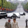 Le roi Felipe VI et la reine Letizia d'Espagne, qui arrive ici à l'Arc de Triomphe, ont été officiellement accueillis par le président de la République François Hollande et la ministre de l'Ecologie Ségolène Royal, le 2 juin 2015 à Paris, pour leur visite d'Etat de trois jours.