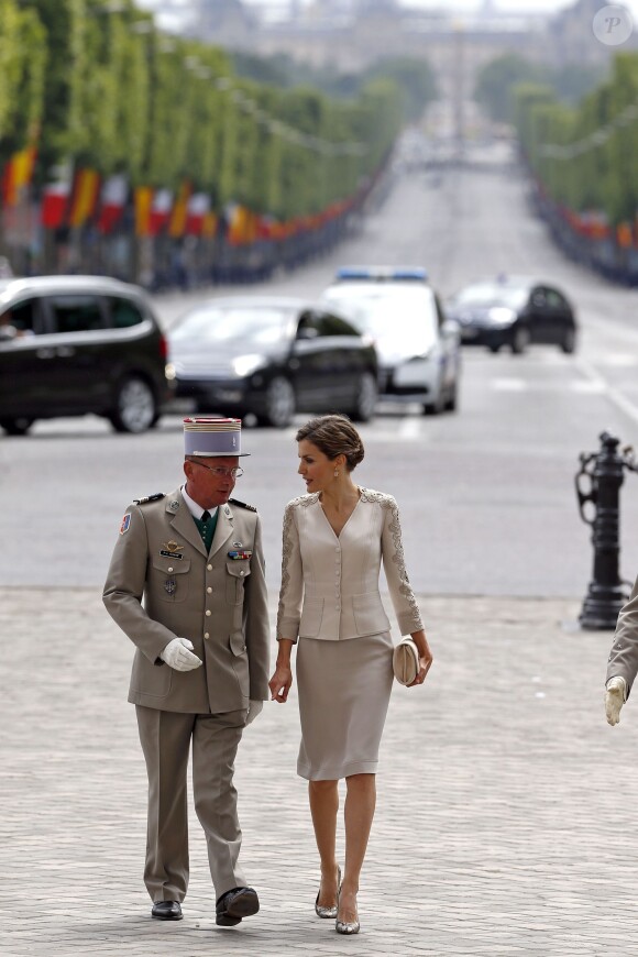 Le roi Felipe VI et la reine Letizia d'Espagne, qui arrive ici à l'Arc de Triomphe, ont été officiellement accueillis par le président de la République François Hollande et la ministre de l'Ecologie Ségolène Royal, le 2 juin 2015 à Paris, pour leur visite d'Etat de trois jours.