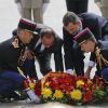 François Hollande et Felipe VI déposent une couronne de fleurs sur la tombe du soldat inconnu, en haut des Champs-Elysées. Le roi Felipe VI et la reine Letizia d'Espagne ont été officiellement accueillis par le président de la République François Hollande et la ministre de l'Ecologie Ségolène Royal à l'Arc de Triomphe, le 2 juin 2015 à Paris, pour leur visite d'Etat de trois jours.