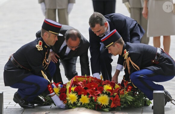 François Hollande et Felipe VI déposent une couronne de fleurs sur la tombe du soldat inconnu, en haut des Champs-Elysées. Le roi Felipe VI et la reine Letizia d'Espagne ont été officiellement accueillis par le président de la République François Hollande et la ministre de l'Ecologie Ségolène Royal à l'Arc de Triomphe, le 2 juin 2015 à Paris, pour leur visite d'Etat de trois jours.