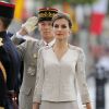 Le roi Felipe VI et la reine Letizia d'Espagne, très chic, ont été officiellement accueillis par le président de la République François Hollande et la ministre de l'Ecologie Ségolène Royal à l'Arc de Triomphe, le 2 juin 2015 à Paris, pour leur visite d'Etat de trois jours.