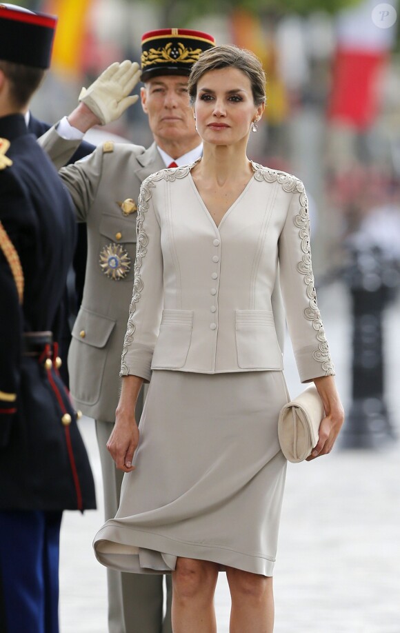 Le roi Felipe VI et la reine Letizia d'Espagne, très chic, ont été officiellement accueillis par le président de la République François Hollande et la ministre de l'Ecologie Ségolène Royal à l'Arc de Triomphe, le 2 juin 2015 à Paris, pour leur visite d'Etat de trois jours.