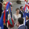 Le roi Felipe VI et la reine Letizia d'Espagne ont été officiellement accueillis par le président de la République François Hollande et la ministre de l'Ecologie Ségolène Royal lors d'une cérémonie solennelle à l'Arc de Triomphe, le 2 juin 2015 à Paris, pour leur visite d'Etat de trois jours.