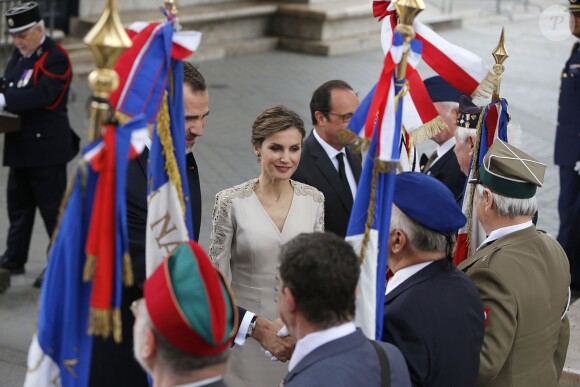 Le roi Felipe VI et la reine Letizia d'Espagne ont été officiellement accueillis par le président de la République François Hollande et la ministre de l'Ecologie Ségolène Royal lors d'une cérémonie solennelle à l'Arc de Triomphe, le 2 juin 2015 à Paris, pour leur visite d'Etat de trois jours.
