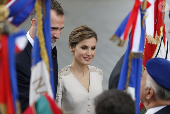 Le roi Felipe VI et sa femme la reine Letizia d'Espagne ont été officiellement accueillis lors d'une cérémonie solennelle à l'Arc de Triomphe, le 2 juin 2015 à Paris, pour leur visite d'Etat de trois jours.