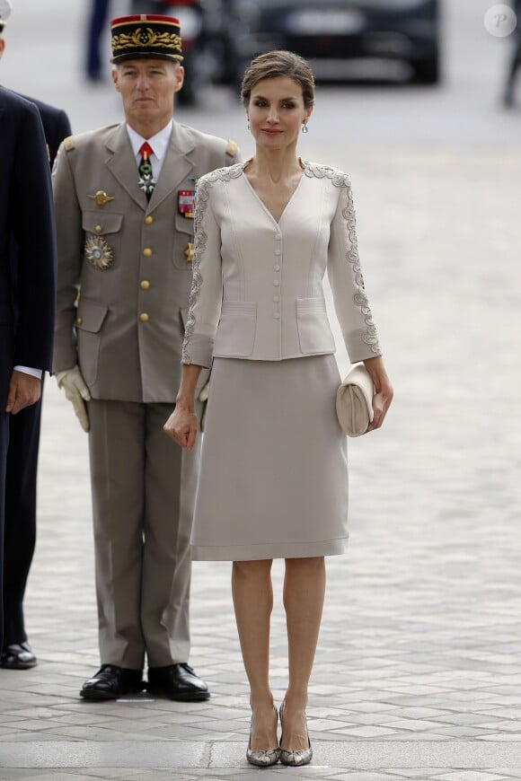 Le roi Felipe VI et la reine Letizia d'Espagne, extrêmement élégante, ont été officiellement accueillis par le président de la République François Hollande et la ministre de l'Ecologie Ségolène Royal à l'Arc de Triomphe, le 2 juin 2015 à Paris, pour leur visite d'Etat de trois jours.