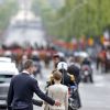 Le roi Felipe VI et la reine Letizia d'Espagne, qui partent pour l'Elysée, ont été officiellement accueillis par le président de la République François Hollande et la ministre de l'Ecologie Ségolène Royal à l'Arc de Triomphe, le 2 juin 2015 à Paris, pour leur visite d'Etat de trois jours.