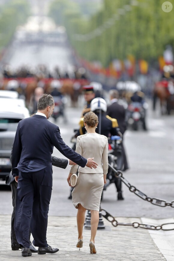 Le roi Felipe VI et la reine Letizia d'Espagne, qui partent pour l'Elysée, ont été officiellement accueillis par le président de la République François Hollande et la ministre de l'Ecologie Ségolène Royal à l'Arc de Triomphe, le 2 juin 2015 à Paris, pour leur visite d'Etat de trois jours.