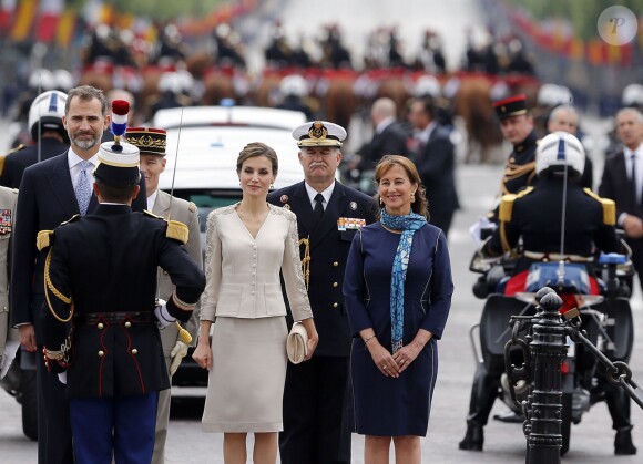 Le roi Felipe VI et la reine Letizia d'Espagne ont été officiellement accueillis par le président de la République François Hollande et la ministre de l'Ecologie Ségolène Royal à l'Arc de Triomphe, le 2 juin 2015 à Paris, pour leur visite d'Etat de trois jours.