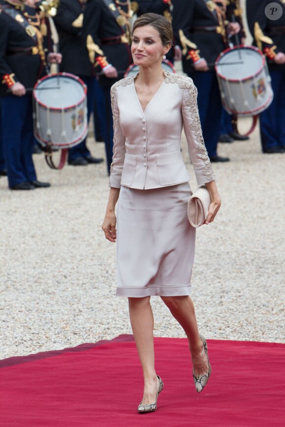 Le roi Felipe VI et la reine Letizia d'Espagne, très élégante comme toujours, ont été reçus à l'Elysée par le président de la République François Hollande, secondé par son ex-compagne la ministre de l'Ecologie Ségolène Royal, le 2 juin 2015 à Paris, à leur arrivée pour leur visite d'Etat de trois jours.