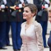 Le roi Felipe VI et la reine Letizia d'Espagne, très élégante comme toujours, ont été reçus à l'Elysée par le président de la République François Hollande, secondé par son ex-compagne la ministre de l'Ecologie Ségolène Royal, le 2 juin 2015 à Paris, à leur arrivée pour leur visite d'Etat de trois jours.