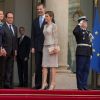 Le roi Felipe VI et la reine Letizia d'Espagne ont été reçus à l'Elysée par le président de la République François Hollande, secondé par son ex-compagne la ministre de l'Ecologie Ségolène Royal, le 2 juin 2015 à Paris, à leur arrivée pour leur visite d'Etat de trois jours.