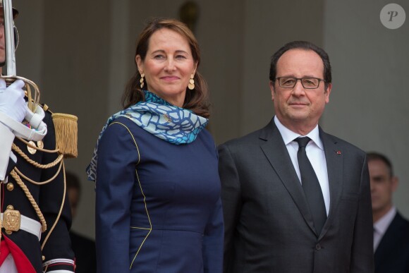 François Hollande avait fait appel à son ex-compagne Ségolène Royal pour accueillir le couple royal espagnol. Le roi Felipe VI et la reine Letizia d'Espagne ont été reçus à l'Elysée par le président de la République François Hollande, secondé par son ex-compagne la ministre de l'Ecologie Ségolène Royal, le 2 juin 2015 à Paris, à leur arrivée pour leur visite d'Etat de trois jours.
