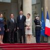 Le roi Felipe VI et la reine Letizia d'Espagne ont été reçus à l'Elysée par le président de la République François Hollande, secondé par son ex-compagne la ministre de l'Ecologie Ségolène Royal, le 2 juin 2015 à Paris, à leur arrivée pour leur visite d'Etat de trois jours.