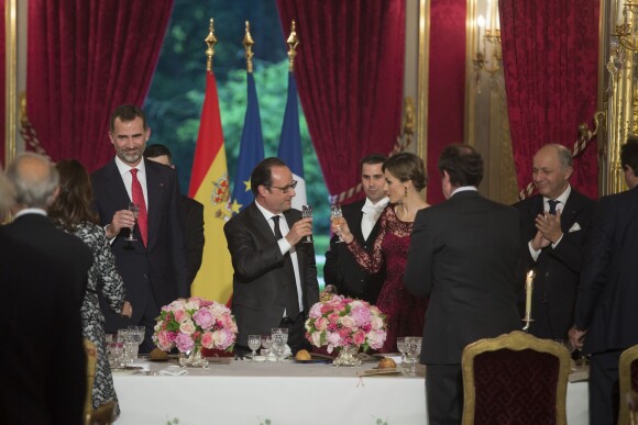 Le roi Felipe VI et la reine Letizia d'Espagne ont trinqué avec le président François Hollande à l'amitié franco-espagnole lors du dîner officiel organisé à l'Elysée le 2 juin 2015 en l'honneur de leur visite d'Etat de trois jours. La reine Letizia y était sublime, en robe bordeaux signée Felipe Varela, après s'être montrée en Carolina Herrera pour la visite de l'exposition Velazquez au Grand Palais.