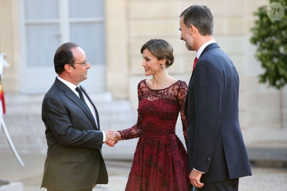 François Hollande retrouvait dans la soirée du 2 juin 2015 la reine Letizia d'Espagne, sublime en Felipe Varela, et le roi Felipe VI d'Espagne à l'Elysée pour un dîner officiel, au premier jour de leur visite d'Etat en France.